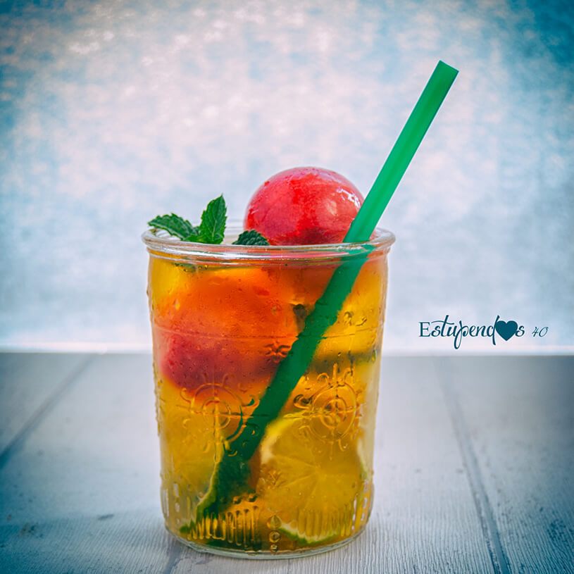 Té verde con bolitas heladas de fresa