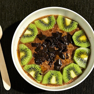 Receta de Gachas chocolateadas de avena con chocolate negro, kiwi y sirope de caramelo2