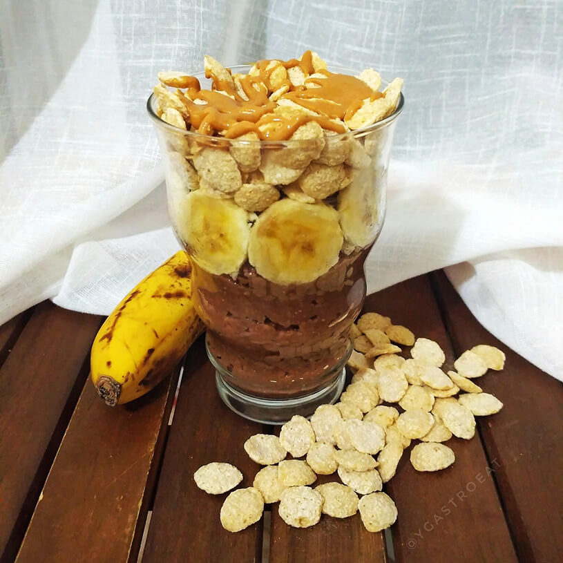 Receta de Porridge de cacao con banana, crema de cacahuete y cereales