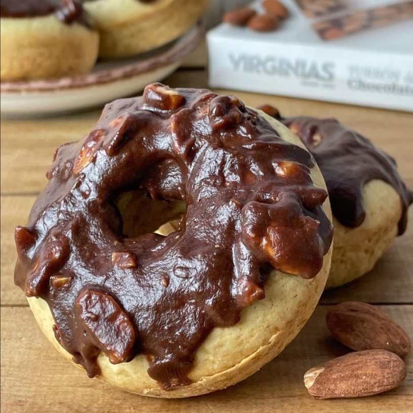 Receta de Donuts bañados en Chocolate con Almendras