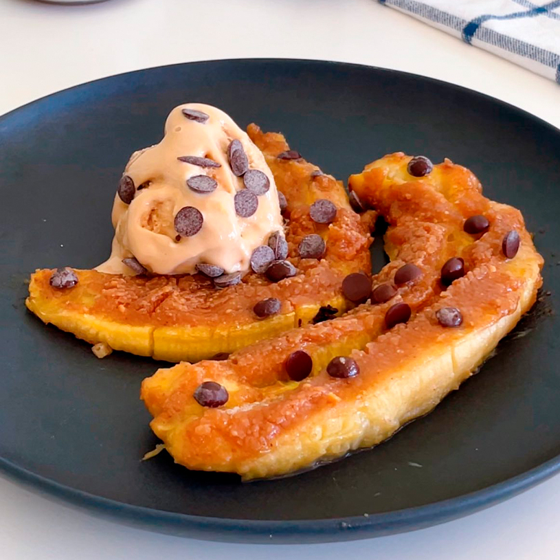 Receta de Plátanos Asados con Caramelo Picante de Crema de Cacahuete