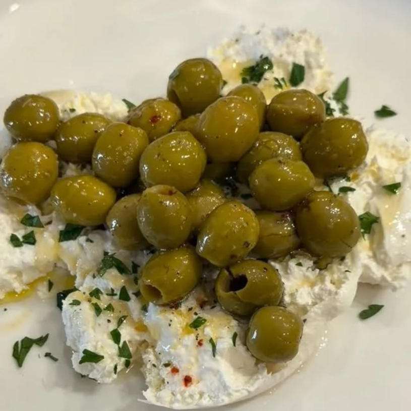 Receta de Burrata con Aceitunas Aliñadas