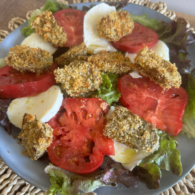 Ensalada con alcachofas crujientes
